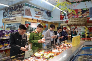 Hà Nội tăng cường kiểm tra an toàn thực phẩm dịp Tết Nguyên đán Bính Ngọ