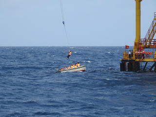 Đu dây mang Tết sớm tới nhà giàn DK1