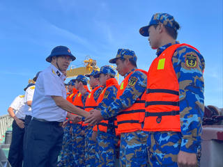 Đoàn công tác Bộ Tư lệnh Vùng 2 Hải quân thăm, chúc tết tàu 637