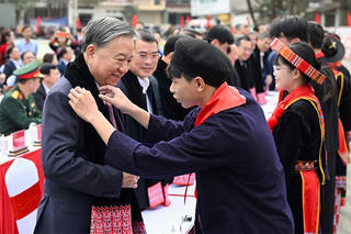 Tổng Bí thư Tô Lâm gặp mặt, nói chuyện với nhân dân các dân tộc tỉnh Cao Bằng