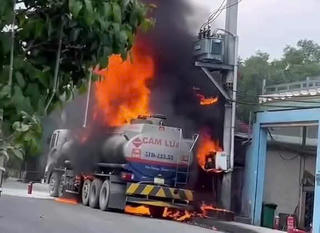 TP Hồ Chí Minh: Khống chế đám cháy lớn xe bồn chở xăng ở xã Nhà Bè