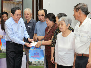 Chủ tịch Quốc hội Trần Thanh Mẫn thăm, tặng quà Tết tại TP Cần Thơ