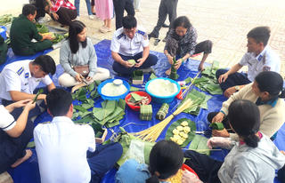 Ấm tình quân dân từ hội thi gói bánh chưng, bánh tét 
