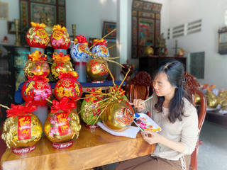 Vẽ linh vật ngựa trên quả dừa, cô giáo miền Tây tất bật mùa Tết