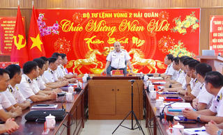 Chuẩn Đô đốc Đỗ Văn Yên kiểm tra, chúc tết tại Vùng 2 Hải quân