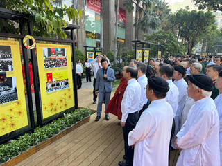 Triển lãm hơn 100 hình ảnh về 'Dân tộc anh hùng, Đảng quang vinh, Bác Hồ vĩ đại'