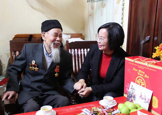 Mặt trận Hà Nội thăm, tặng quà người có công tại phường Sơn Tây