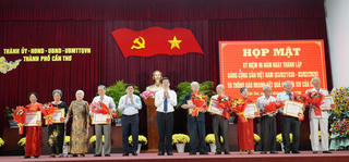 Cần Thơ trao Huy hiệu Đảng cho 725 đảng viên