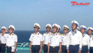 Trang nghiêm Lễ chào cờ trên nhà giàn DK1

