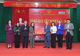 Phó Chủ tịch Thường trực Quốc hội Đỗ Văn Chiến tặng quà Tết cho nhân dân Tuyên Quang