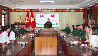 Bộ Chỉ huy Quân sự TP Đà Nẵng gặp mặt, chúc Tết sinh viên Lào 