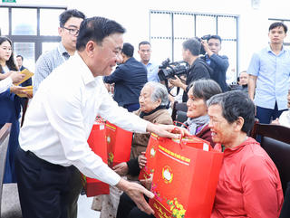 Thường trực Ban Bí thư Trần Cẩm Tú trao quà Tết cho hộ nghèo, gia đình chính sách tại Đà Nẵng
