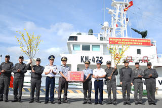 Cảnh sát biển kiểm tra sẵn sàng chiến đấu, đến thăm và chúc Tết tại khu vực Đặc khu Trường Sa