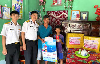 Mang Tết ấm áp tới con em ngư dân nghèo

