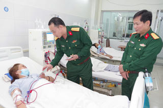 Bộ Chỉ huy quân sự TP Đà Nẵng thăm, tặng quà bệnh nhân, lan tỏa “Tết ấm” nơi bệnh viện