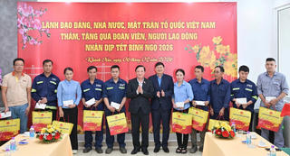 Phó Chủ tịch Quốc hội Nguyễn Khắc Định thăm, tặng quà người lao động có hoàn cảnh khó khăn tại Khánh Hòa