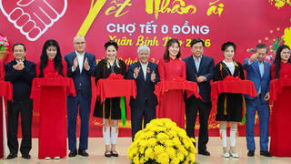 Phó Chủ tịch Thường trực Quốc hội Đỗ Văn Chiến tặng quà Tết đồng bào khó khăn tỉnh Phú Thọ