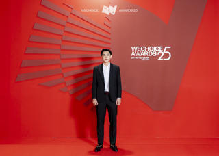 Đình Bắc đắt “show” chụp hình tại WeChoice Awards 2025