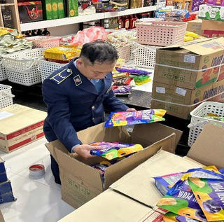 Đà Nẵng: Phát hiện, xử lý 2 cơ sở kinh doanh hơn 2.400 sản phẩm thực phẩm vi phạm