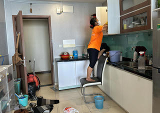 Cận Tết, thợ vệ sinh nhà cửa không có ngày nghỉ