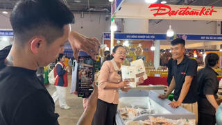 Bí thư đặc khu Cô Tô livestream giới thiệu, bán đặc sản địa phương tại Hội chợ OCOP Quảng Ninh - Xuân 2026