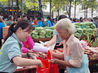 Huy động mọi nguồn lực để mọi người, mọi nhà đều có Tết