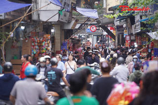 'Thủ phủ’ bánh kẹo phố cổ Hà Nội nhộn nhịp ngày giáp Tết