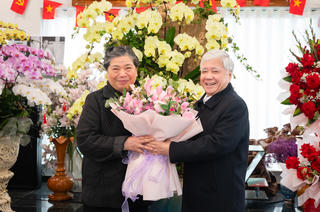 Phó Chủ tịch Thường trực Quốc hội Đỗ Văn Chiến thăm và chúc tết nguyên Phó Chủ tịch Thường trực Quốc hội Tòng Thị Phóng