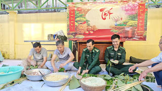 Đà Nẵng: Bánh chưng nghĩa tình gắn kết lực lượng biên phòng và ngư dân Sơn Trà