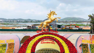 Quảng Ngãi-Gia Lai: Linh vật ngựa Bính Ngọ 2026 thu hút người dân, du khách