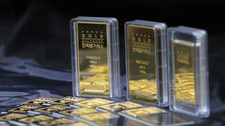 Giá vàng thế giới giằng co quanh mốc 5.000 USD mỗi ounce