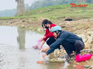 Người dân nâng cao ý thức giữ gìn môi trường trong ngày tiễn Táo quân