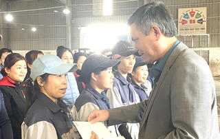 Mang Tết ấm đến với công nhân khó khăn ở Quảng Trị