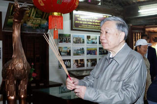 Tổng Bí thư Tô Lâm dâng hương tưởng niệm các lãnh đạo tiền bối của Đảng