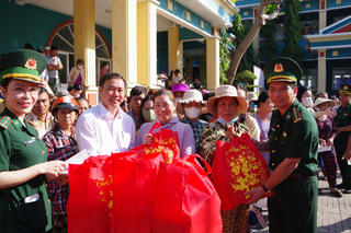 Bộ đội Biên phòng TP Hồ Chí Minh tặng gần 900 phần quà Tết cho nhân dân