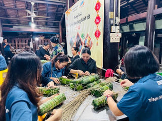 Hóa dầu Long Sơn trao 115 phần quà, gói 300 bánh Tét tặng hộ khó khăn tại xã Long Sơn