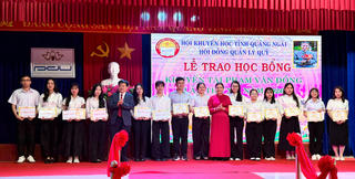 Quảng Ngãi: Trao gần 800 triệu đồng Học bổng khuyến tài Phạm Văn Đồng cho 165 sinh viên xuất sắc