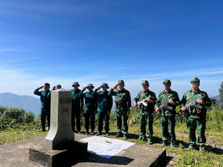 Tết ấm theo bước chân lính biên phòng