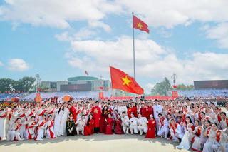 Nghệ sĩ đón Xuân