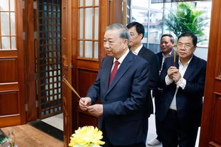 Tổng Bí thư Tô Lâm thắp hương tưởng nhớ các đồng chí nguyên lãnh đạo Đảng, Nhà nước