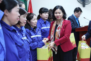 Những phần quà yêu thương trao tặng công nhân Thủy lợi Sông Nhuệ