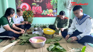 Chiến sĩ nhà giàn DK1 gói bánh chưng ăn Tết
