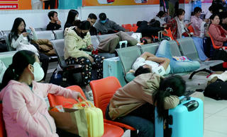 Hàng ngàn người chen chân, chờ đợi ở bến xe đông nhất TP Hồ Chí Minh để về quê ăn Tết