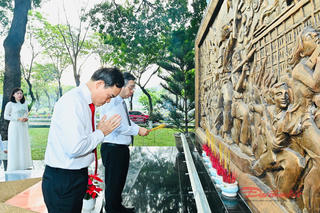 Lãnh đạo TP Hồ Chí Minh dâng hương, dâng hoa tưởng nhớ anh hùng, liệt sĩ
