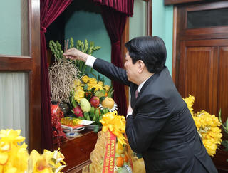 Chủ tịch nước Lương Cường dâng hương tưởng niệm Chủ tịch Hồ Chí Minh tại Nhà 67