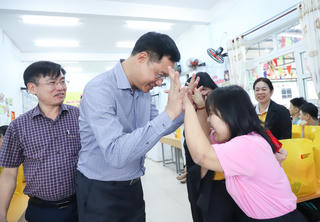  Bí thư Thành ủy Đà Nẵng thăm, tặng quà Tết Trung tâm Bảo trợ nạn nhân chất độc da cam