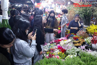 Không khí mua bán rộn ràng tại chợ hoa Quảng An những ngày giáp Tết Bính Ngọ 2026