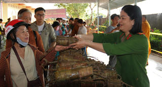 Trao 300 suất quà Tết cho hộ khó khăn ở Cà Mau