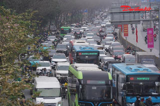 Ngày làm việc cuối năm, cửa ngõ Hà Nội chật cứng phương tiện