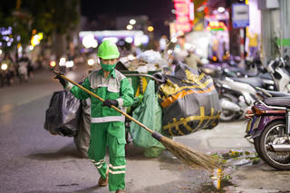 Những người thầm lặng làm đẹp phố phường trong dịp Tết Nguyên đán